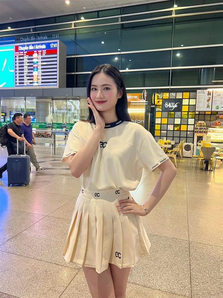 Hoa hậu Ý Nhi về nước, bạn trai và gia đình ra tận sân bay đón-6