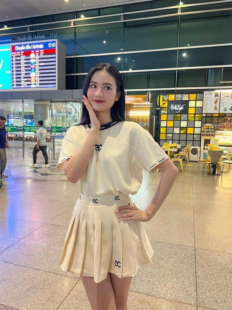 Hoa hậu Ý Nhi về nước, bạn trai và gia đình ra tận sân bay đón-7
