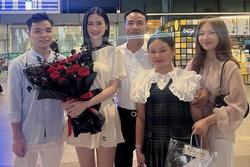 Hoa hậu Ý Nhi về nước, bạn trai và gia đình ra tận sân bay đón