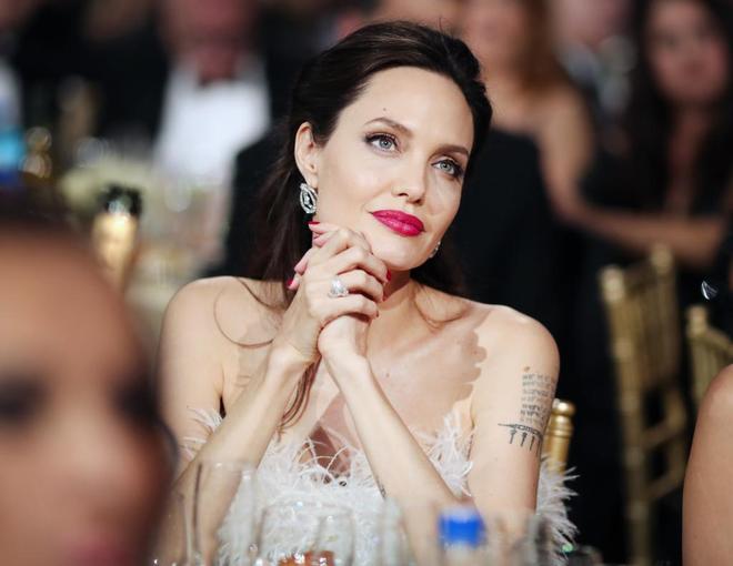 Angelina Jolie làm gì giữa lúc đàn con thi nhau bỏ họ Brad Pitt