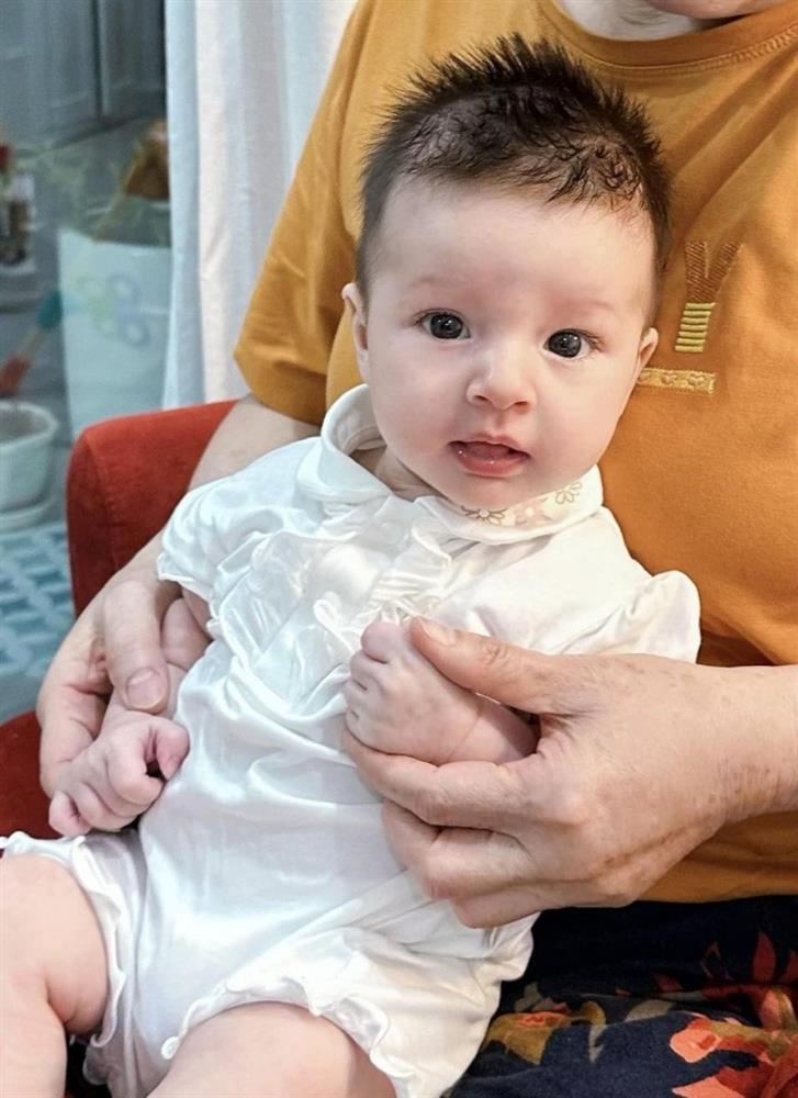 Ái nữ thứ 2 nhà Lan Phương tròn 3 tháng tuổi ngày càng bụ bẫm, lộ rõ nét cực phẩm mang thương hiệu của bố Tây-1