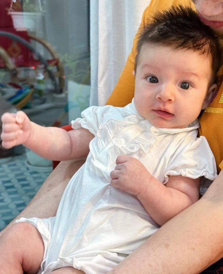 Ái nữ thứ 2 nhà Lan Phương tròn 3 tháng tuổi ngày càng bụ bẫm, lộ rõ nét cực phẩm mang thương hiệu của bố Tây-2