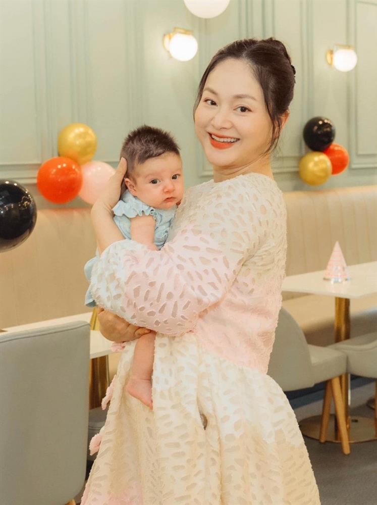 Ái nữ thứ 2 nhà Lan Phương tròn 3 tháng tuổi ngày càng bụ bẫm, lộ rõ nét cực phẩm mang thương hiệu của bố Tây-4