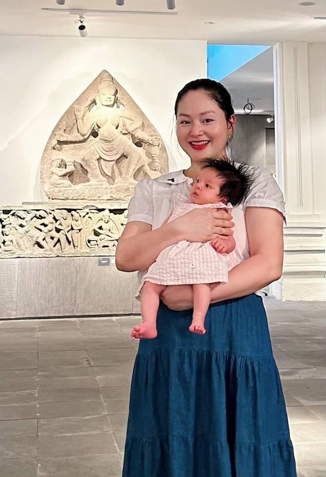 Ái nữ thứ 2 nhà Lan Phương tròn 3 tháng tuổi ngày càng bụ bẫm, lộ rõ nét cực phẩm mang thương hiệu của bố Tây-5