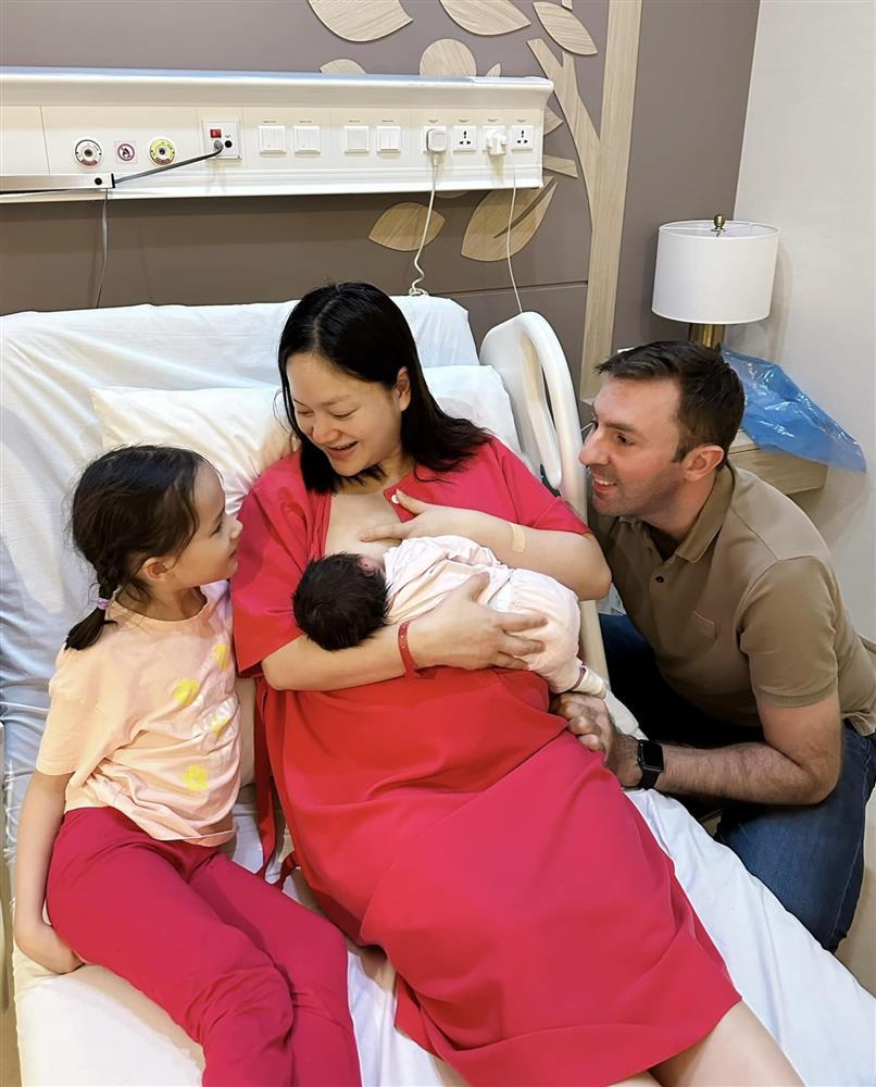 Ái nữ thứ 2 nhà Lan Phương tròn 3 tháng tuổi ngày càng bụ bẫm, lộ rõ nét cực phẩm mang thương hiệu của bố Tây-6