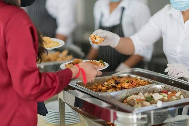 Tại sao nhân viên nhà hàng buffet liên tục dọn đĩa ăn?-1