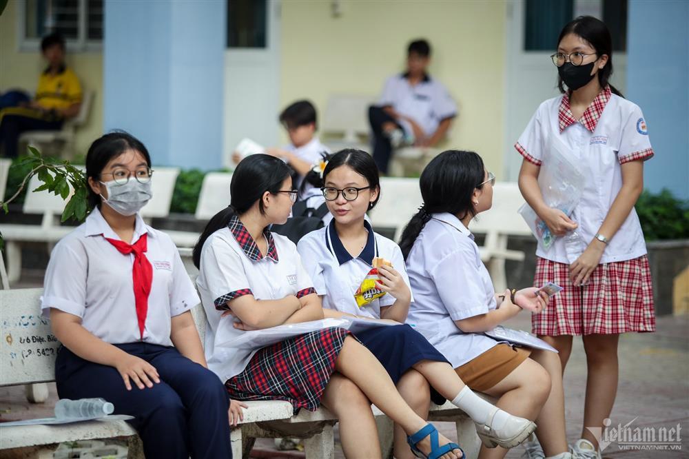 Thí sinh hớt hải đến điểm thi vào lớp 10 ở TPHCM-1