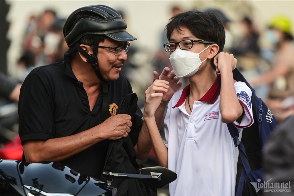 Thí sinh hớt hải đến điểm thi vào lớp 10 ở TPHCM-2