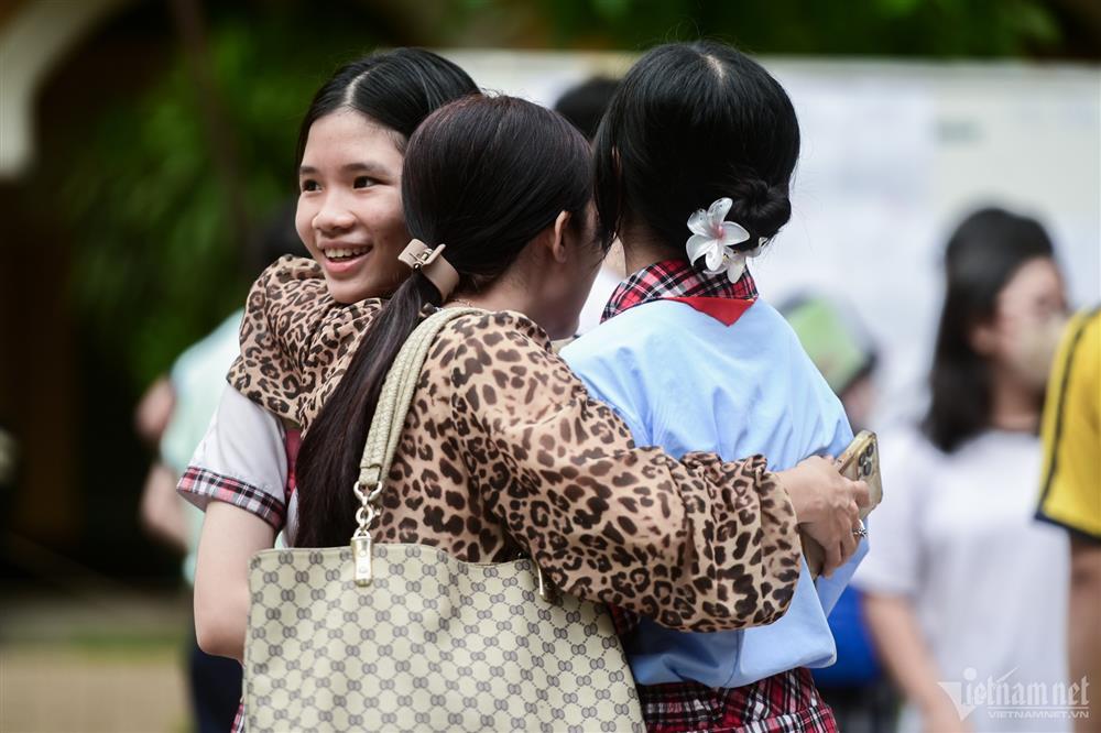 Thí sinh hớt hải đến điểm thi vào lớp 10 ở TPHCM-3