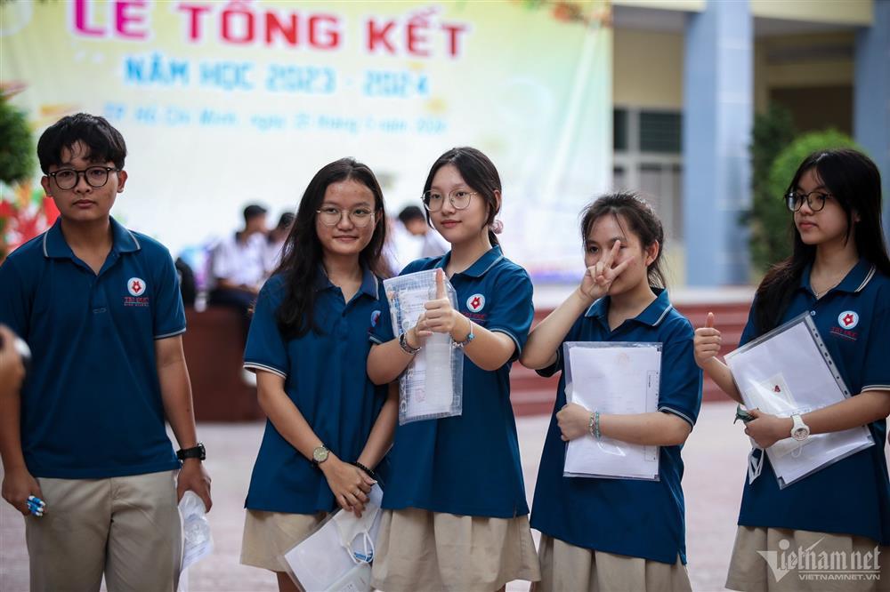 Thí sinh hớt hải đến điểm thi vào lớp 10 ở TPHCM