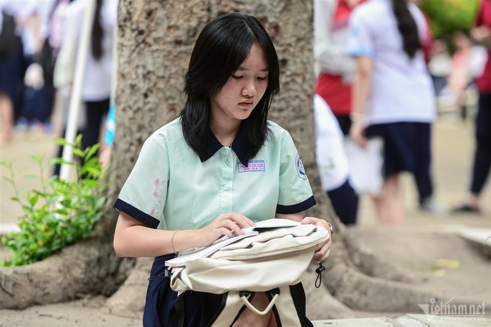 Thí sinh hớt hải đến điểm thi vào lớp 10 ở TPHCM-5