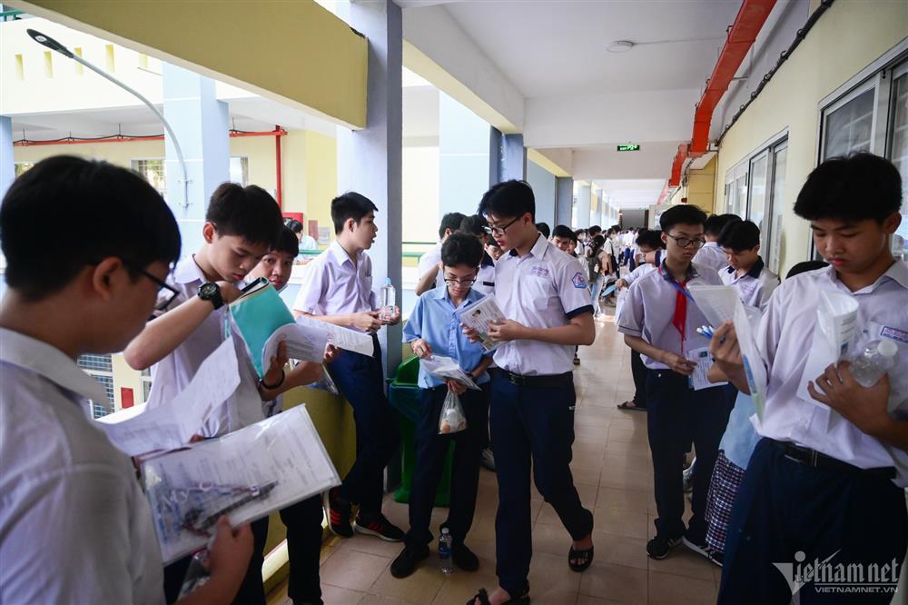 Thí sinh hớt hải đến điểm thi vào lớp 10 ở TPHCM-7