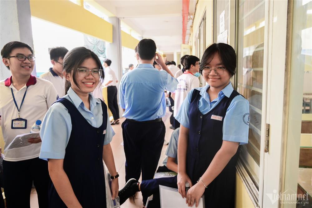 Thí sinh hớt hải đến điểm thi vào lớp 10 ở TPHCM-8