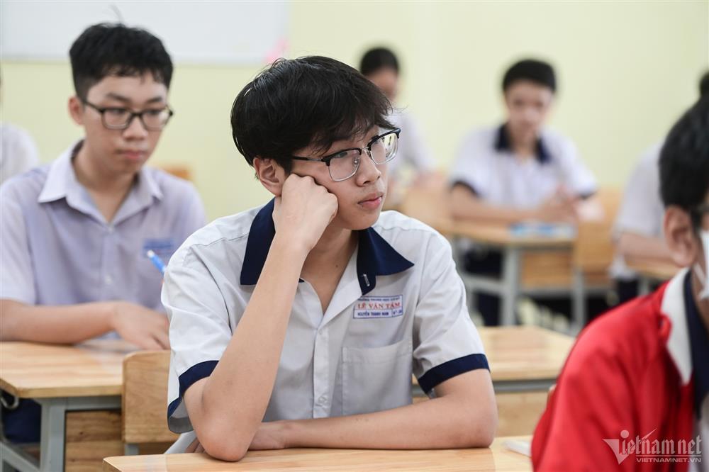 Thí sinh hớt hải đến điểm thi vào lớp 10 ở TPHCM