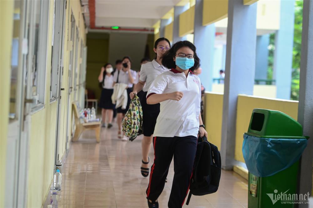 Thí sinh hớt hải đến điểm thi vào lớp 10 ở TPHCM