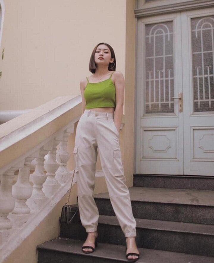 Cách mix áo hai dây cứu tinh cho mùa hè nắng nóng