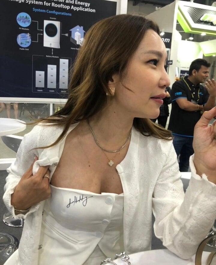 CEO Nvidia bị chỉ trích khi ký vào ngực áo fan nữ-2