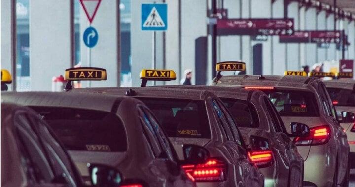 Trễ chuyến bay 1 phút do taxi chậm 8 phút, cô gái kiện đòi bồi thường-1