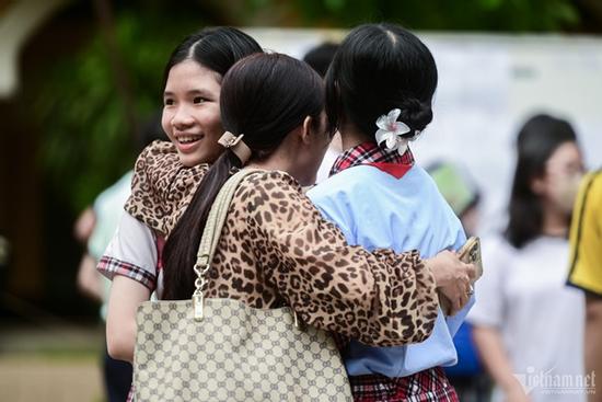 Đêm không ngủ của những người mẹ ngoài cổng trường thi lớp 10