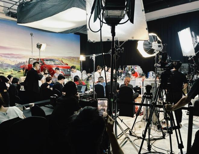 Lần đầu đến tận studio Quyền Leo Daily xem quy trình tổ chức 1 phiên live, phụ huynh ngồi dưới lo con lỗ vốn vỡ nợ-2