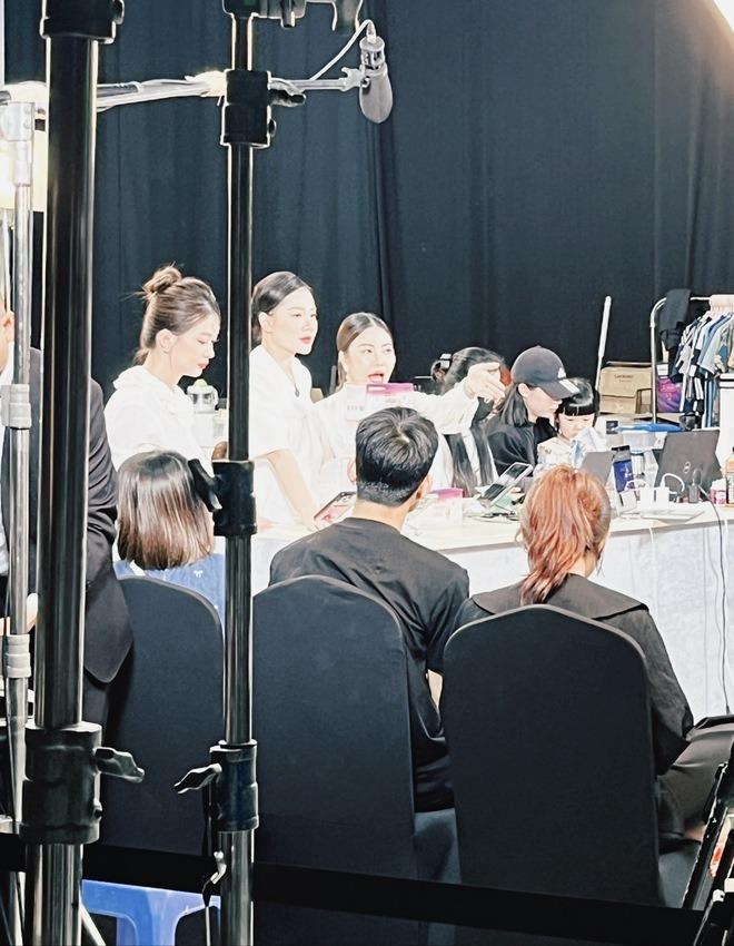 Lần đầu đến tận studio Quyền Leo Daily xem quy trình tổ chức 1 phiên live, phụ huynh ngồi dưới lo con lỗ vốn vỡ nợ-4