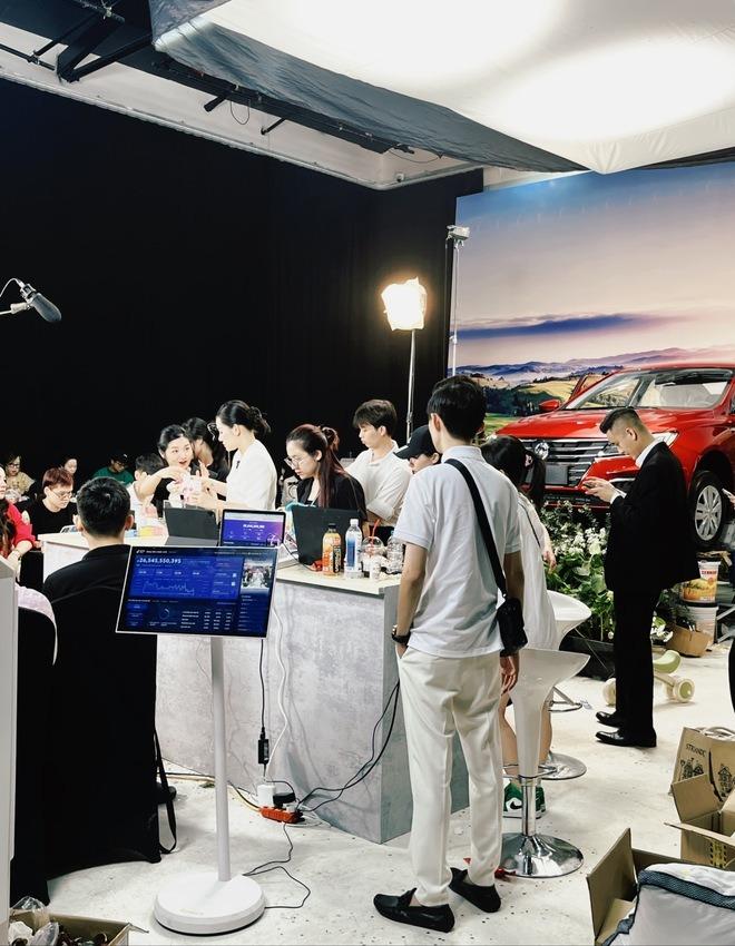 Lần đầu đến tận studio Quyền Leo Daily xem quy trình tổ chức 1 phiên live, phụ huynh ngồi dưới lo con lỗ vốn vỡ nợ-5