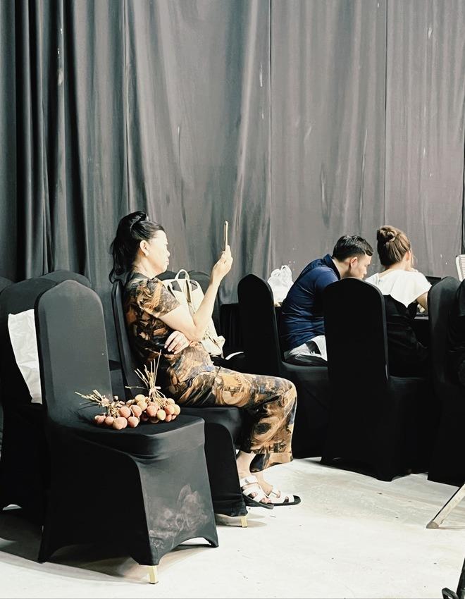 Lần đầu đến tận studio Quyền Leo Daily xem quy trình tổ chức 1 phiên live, phụ huynh ngồi dưới lo con lỗ vốn vỡ nợ-8