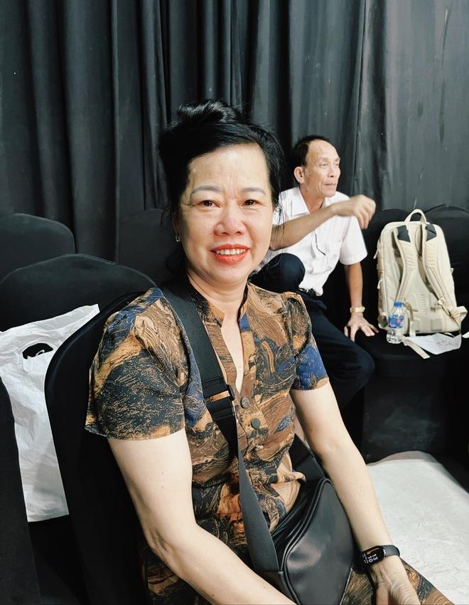 Lần đầu đến tận studio Quyền Leo Daily xem quy trình tổ chức 1 phiên live, phụ huynh ngồi dưới lo con lỗ vốn vỡ nợ-9