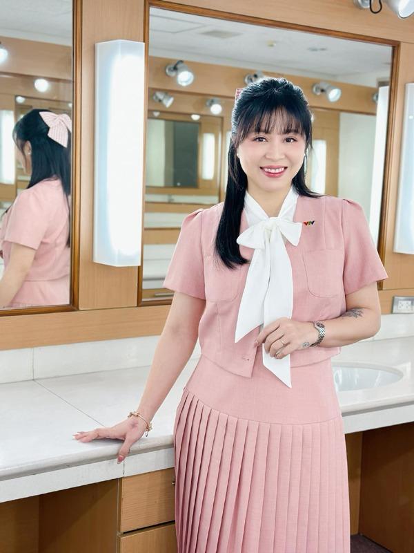 Sắc vóc đời thực tuổi 39 của MC Hoàng Linh
