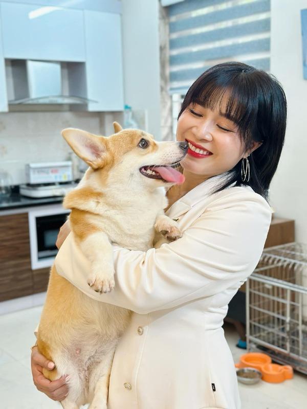 Sắc vóc đời thực tuổi 39 của MC Hoàng Linh