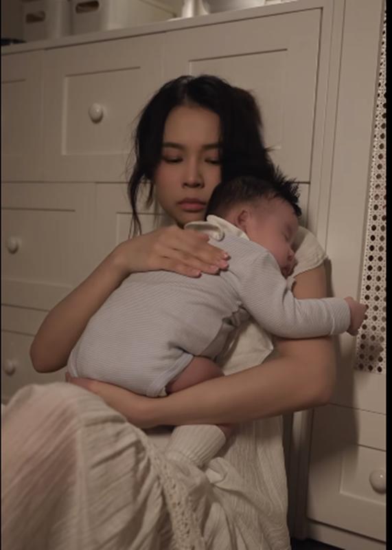 Phương Oanh và Sam làm mẹ bỉm toàn thời gian của cặp rồng con: Người được khen chăm con quá kỹ, người vỡ mộng khi làm mẹ-7