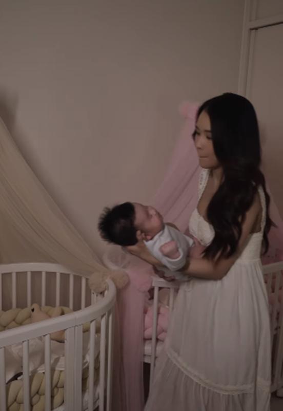 Phương Oanh và Sam làm mẹ bỉm toàn thời gian của cặp rồng con: Người được khen chăm con quá kỹ, người vỡ mộng khi làm mẹ-8