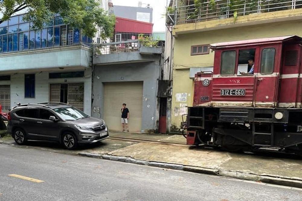 Ô tô bị tàu hỏa hất văng ở Hà Nội: Tài xế đỗ xe sát mép đường ray có bị xử phạt?-2