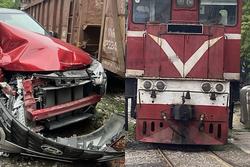 Ô tô bị tàu hỏa hất văng ở Hà Nội: Tài xế đỗ xe sát mép đường ray có bị xử phạt?