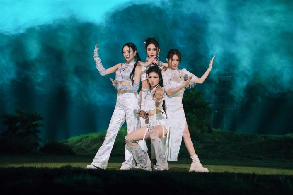 Thời trang của Suni Hạ Linh tại Đạp Gió 2024-5