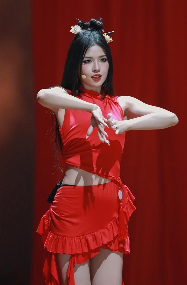 Thời trang của Suni Hạ Linh tại Đạp Gió 2024