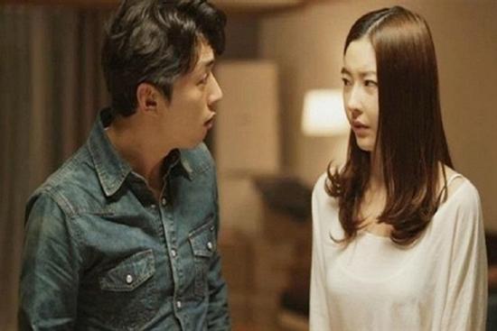 Lạ đời, mỗi lần đè đánh vợ xong là cô chạy một mạch lên phòng thờ khóc lóc rồi lôi thứ này ra đọc