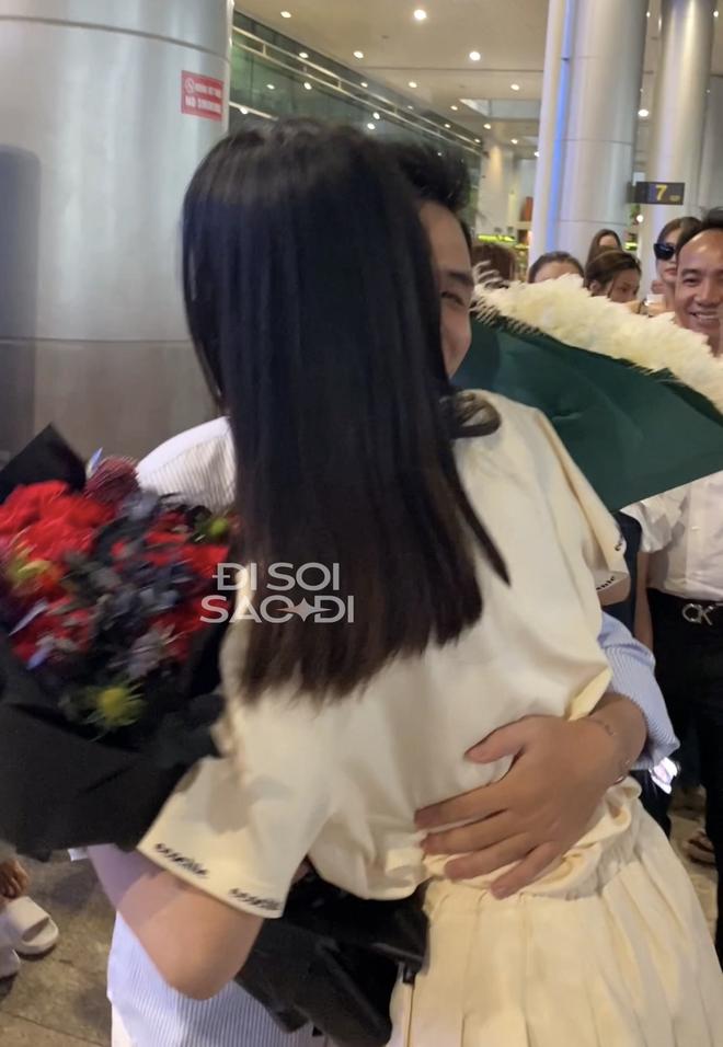 Vừa gặp lại sau 7 tháng yêu xa, bạn trai Hoa hậu Ý Nhi công khai làm 1 hành động đặc biệt giữa sân bay-1