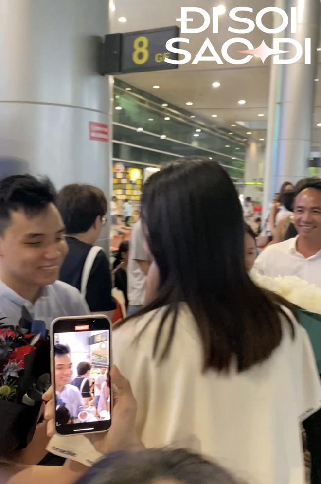 Vừa gặp lại sau 7 tháng yêu xa, bạn trai Hoa hậu Ý Nhi công khai làm 1 hành động đặc biệt giữa sân bay-3