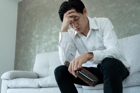 Phát hiện ra bệnh của người chồng, bác sĩ yêu cầu gọi vợ đến cùng điều trị