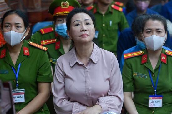 Bà Trương Mỹ Lan vận chuyển qua biên giới hơn 106 ngàn tỷ đồng