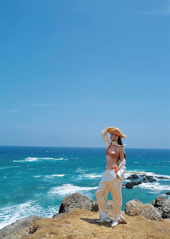 Thùy Anh khoe loạt ảnh bikini, độ nóng bỏng khác xa trong phim