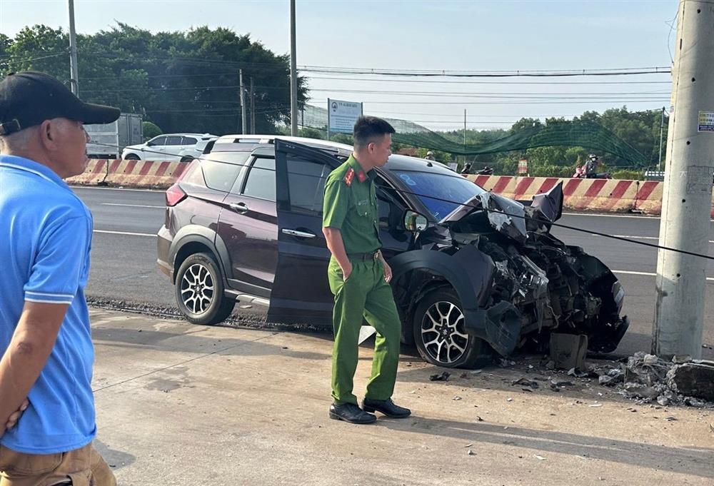Chồng lái xe 7 chỗ bất ngờ tông trụ điện, người vợ tử vong thương tâm-1