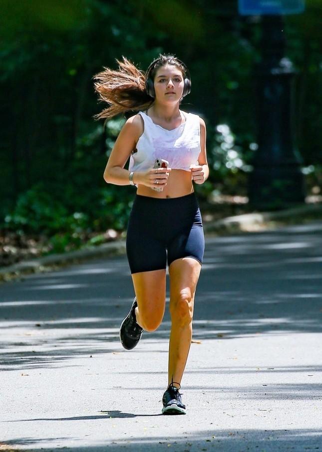 Suri Cruise khoe eo-1