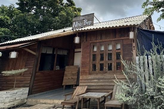 Ngồi uống cà phê, một giáo viên bị tấm bê tông rơi trúng người tử vong