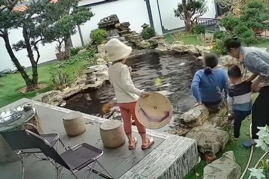 Bé gái nhanh trí cứu bé trai khỏi đuối nước ở hồ cá koi được dân mạng khen ngợi