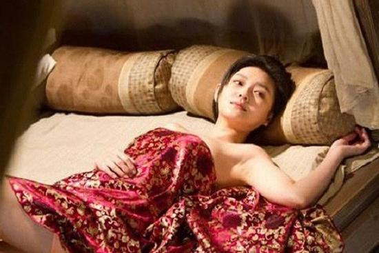 Chủ động ‘hâm nóng tình cảm’ với chồng nhưng anh lại thờ ơ, còn buông một câu tim tôi đau xé