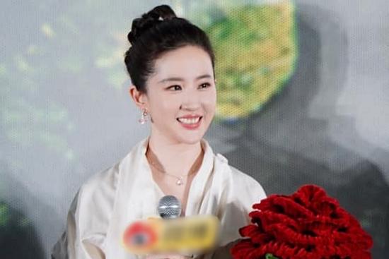 Lưu Diệc Phi rạng rỡ trong buổi họp báo, được sao nam kém tuổi này 'tỏ tình' công khai