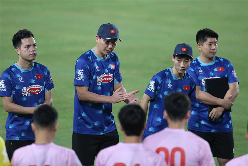 HLV Kim Sang Sik loại 4 cầu thủ trước giờ đấu Philippines-1