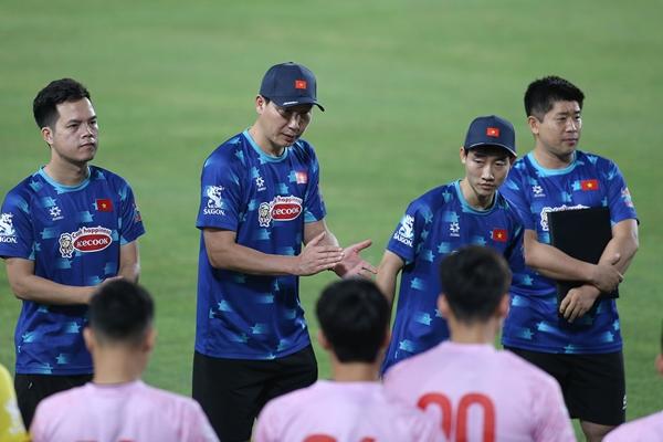 HLV Kim Sang-sik hát Quốc Ca Việt Nam-2